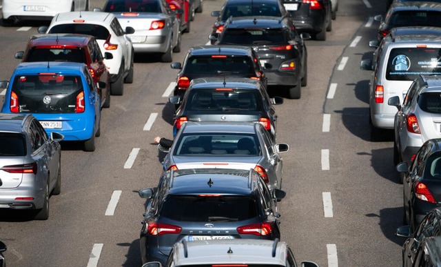 Stehende Autos: So könnte es rund um C...ahrt auf mehreren Autobahnen aussehen. | Foto: Marijan Murat (dpa) Stehende Autos: So könnte es rund um C...ahrt auf mehreren Autobahnen aussehen. | Foto: Marijan Murat (dpa)