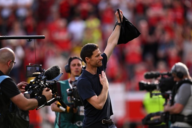 Xabi Alonso verabschiedet sich beim letzten Bayer-Heimspiel.  | Foto: Marius Becker/dpa