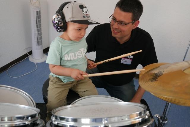 Beim Tag der offenen Tr der Jugendmusikschule Bad Sckingen knnen Kinder Instrumente ausprobieren.
