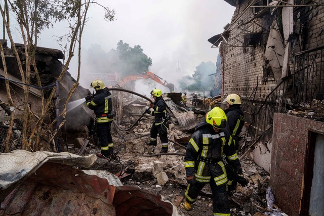 Bei den russischen Luftschl&auml;gen g...ab es erneut viele Tote und Verletzte.  | Foto: Evgeniy Maloletka/AP/dpa