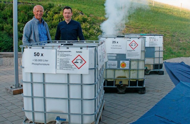 Die Vorsitzenden der Bürgerinitiative ...ste mit warnend rauchenden Containern. | Foto: Ingrid Mann Die Vorsitzenden der Bürgerinitiative ...ste mit warnend rauchenden Containern. | Foto: Ingrid Mann