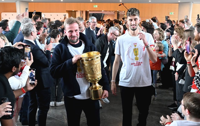 Triumphaler Einzug ins Rathaus: Traine...; (l) und Kapit&auml;n Atakan Karazor.  | Foto: Uli Deck/dpa