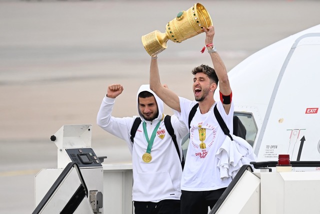 Hoch die H&auml;nde: Kapit&auml;n Atak...steigt mit dem Pokal aus dem Flugzeug.  | Foto: Marijan Murat/dpa