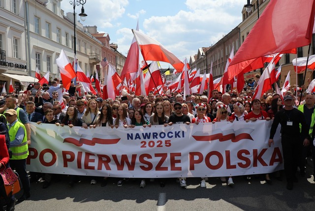 Anh&auml;nger des konservativen polnis... ziehen durch Warschau. (Foto aktuell)  | Foto: Albert Zawada/PAP/dpa