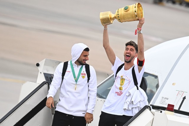 M&uuml;de, aber gl&uuml;cklich stiegen die VfB-Profis aus dem Flieger.  | Foto: Marijan Murat/dpa