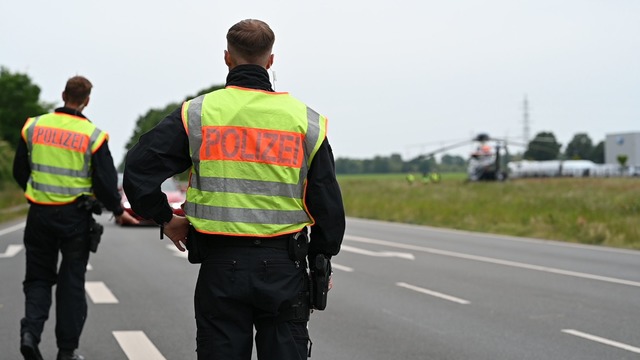 Dobrindt verst&auml;rkte die Grenzkontrollen. (Archivbild)  | Foto: Lars Penning/dpa