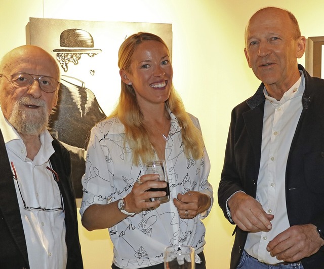 Laura Chaplin bei der Vernissage mit B...und dem Galeristen Salvatore Mainardi.  | Foto: Dorothe Kuhlmann