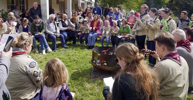 Gemeinsames Singen mit den Festgsten am Lagerfeuer  | Foto: Eva Korinth