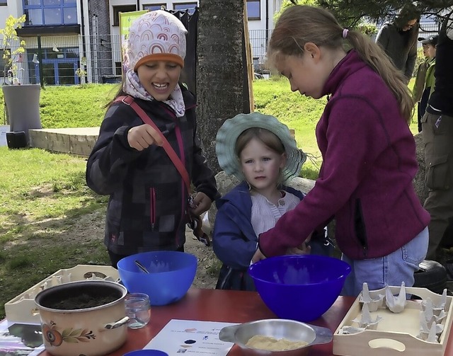 Kinder üben sich fleißig als Gärtnerinnen. | Foto: Picasa Kinder üben sich fleißig als Gärtnerinnen. | Foto: Picasa
