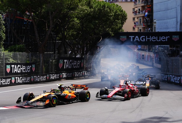 Lando Norris verteidigt in der ersten ... die Führung vor Charles Leclerc. | Foto: David Davies/PA Wire/dpa Lando Norris verteidigt in der ersten ... die Führung vor Charles Leclerc. | Foto: David Davies/PA Wire/dpa
