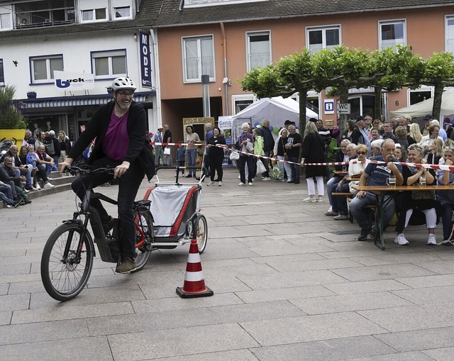 Werbung frs Stadtradeln machte Brger... mobilen Fahrradmuseum zu besichtigen.  | Foto: Volker Mnch