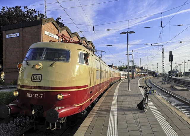 Wie frisch aus dem Ei gepellt strahlt ...reihe 103 an der Spitze des Euro-City.  | Foto: Ralf Burgmaier