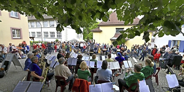 Der Musikverein Littenweiler unter der...atz in Littenweiler gro aufgespielt.   | Foto: RITA EGGSTEIN