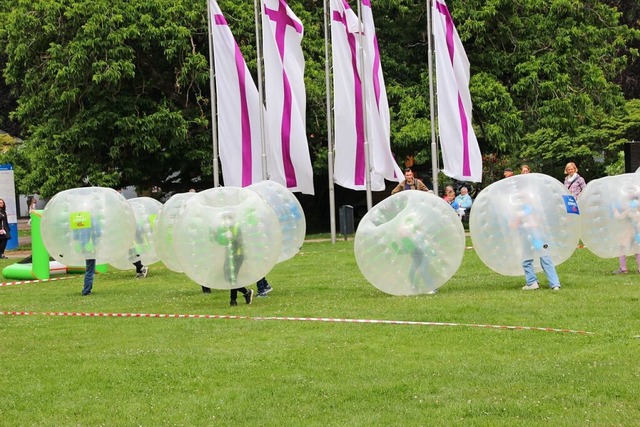 Bubblesoccer gehörte zum Kinderprogramm während des Bezirkskirchentags. | Foto: Mario Schöneberg Bubblesoccer gehörte zum Kinderprogramm während des Bezirkskirchentags. | Foto: Mario Schöneberg