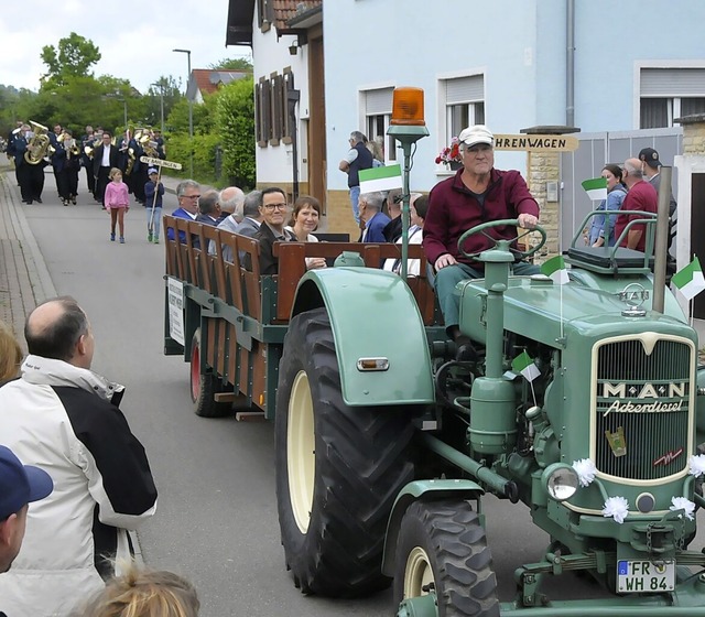 Beim Festumzug waren auch historische ...r Eichstetter Schlepperfreunde dabei.   | Foto: Sebastian Ehret
