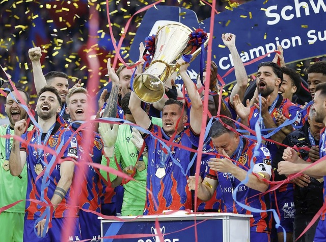 Goldener Abschied: Taulant Xhaka stemm... Schweizer Meistertrophäe in die Höhe. | Foto: IMAGO Goldener Abschied: Taulant Xhaka stemm... Schweizer Meistertrophäe in die Höhe. | Foto: IMAGO