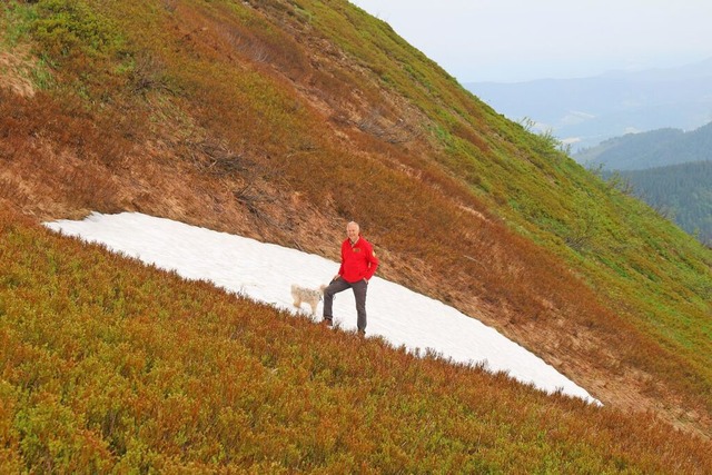 Ranger Achim Laber zeigt den letzten S...f dem Feldberg – in diesem Jahr. | Foto: Lina Boegel Ranger Achim Laber zeigt den letzten S...f dem Feldberg – in diesem Jahr. | Foto: Lina Boegel
