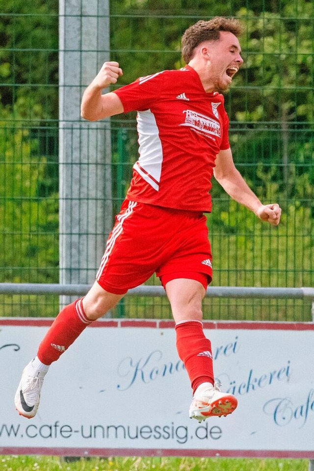 Manuel Birkle bejubelt seinen Treffer zum 2:1 für Hinterzarten. | Foto: Wolfgang Scheu Manuel Birkle bejubelt seinen Treffer zum 2:1 für Hinterzarten. | Foto: Wolfgang Scheu