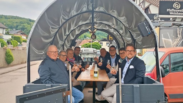 Planwagenfahrt, hier mit Brgermeister...enweiler Marvin Peters (vorne rechts).  | Foto: Irene Matzarakis