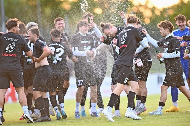 Die Sektkorken knallen, die Bierdusche... und den Aufstieg in die Verbandsliga.  | Foto: Achim Keller