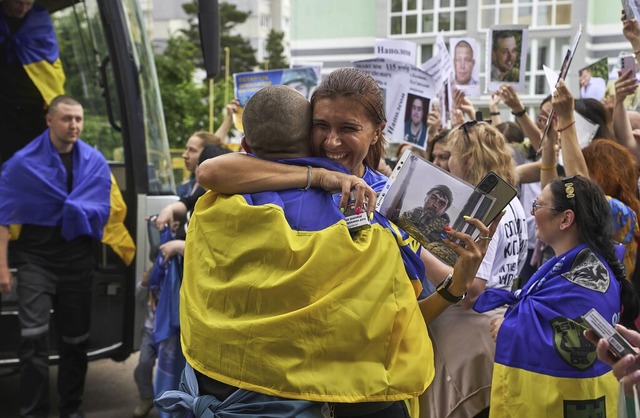 Eine Frau umarmt einen ukrainischen So...efangenenaustauschs zurückgekehrt ist. | Foto: Efrem Lukatsky (dpa) Eine Frau umarmt einen ukrainischen So...efangenenaustauschs zurückgekehrt ist. | Foto: Efrem Lukatsky (dpa)