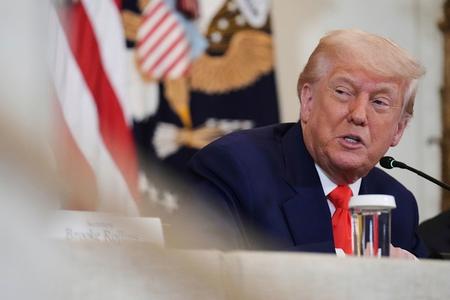 Zunächst droht US-Präsident ...n, nun will er der EU mehr Zeit geben. | Foto: Jacquelyn Martin/AP/dpa Zunächst droht US-Präsident ...n, nun will er der EU mehr Zeit geben. | Foto: Jacquelyn Martin/AP/dpa