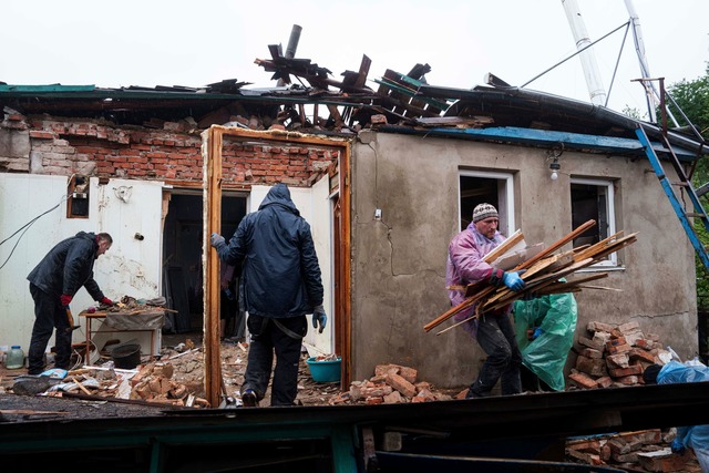 Russland hat die Ukraine zwei Näc...v mit Raketen und Drohnen angegriffen. | Foto: Evgeniy Maloletka/AP/dpa Russland hat die Ukraine zwei Näc...v mit Raketen und Drohnen angegriffen. | Foto: Evgeniy Maloletka/AP/dpa