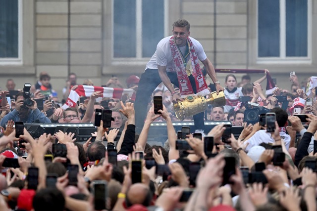 VfB-Profi Maximilian Mittelst&auml;dt ...m Pokal bei der Feier am Schlossplatz.  | Foto: Marijan Murat/dpa
