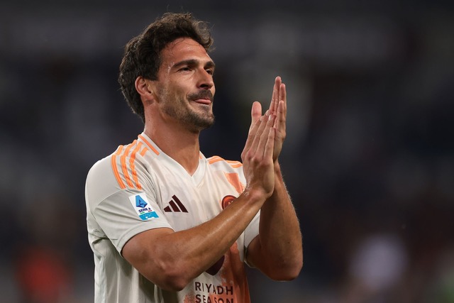 Ein Kurzeinsatz zum Abschied: Mats Hummels' Karriere ist vorbei.  | Foto: Jonathan Moscrop/CSM via ZUMA Press Wire/dpa