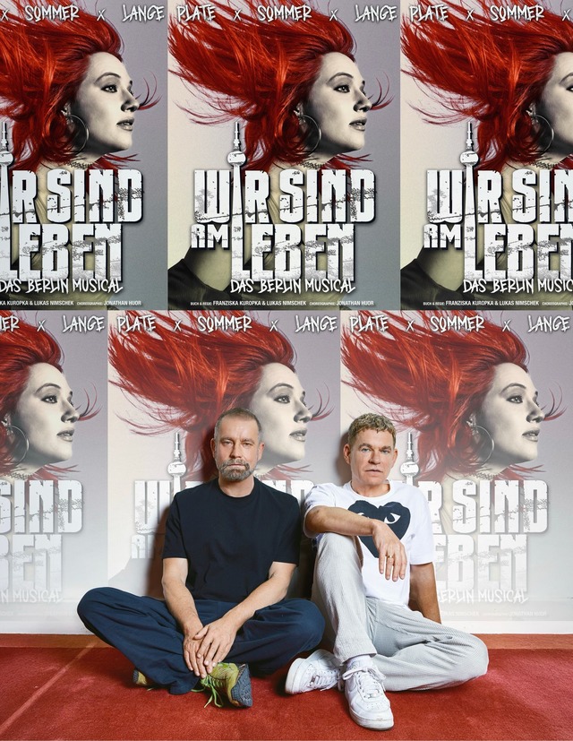 Ulf Leo Sommer und Peter Plate sitzen vor Plakaten ihres neuen Musical-Projekts.  | Foto: Ferran Casanova/Theater des Westens/dpa