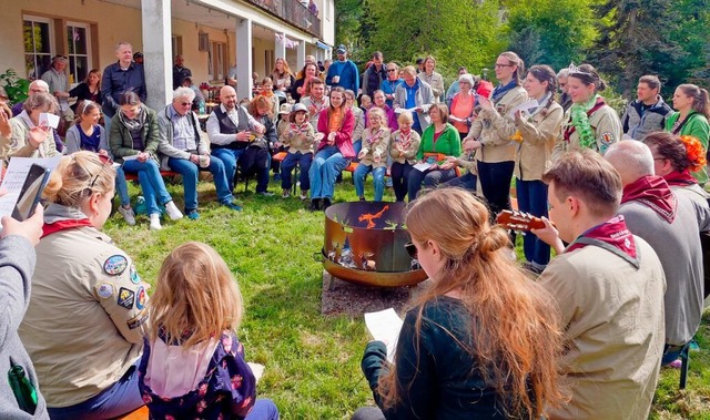Gemeinsames Singen mit den Festgsten am Lagerfeuer.  | Foto: Eva Korinth