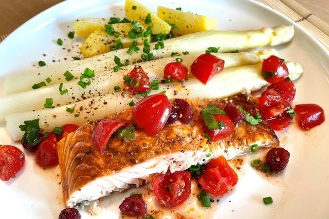 Gebratener Lachs mit Tomaten-Salsa und Spargel – eine wunderbare Kombination für warme Tage