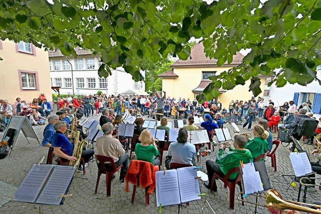 Der Musikverein Littenweiler unter der...atz in Littenweiler gro aufgespielt.   | Foto: RITA EGGSTEIN