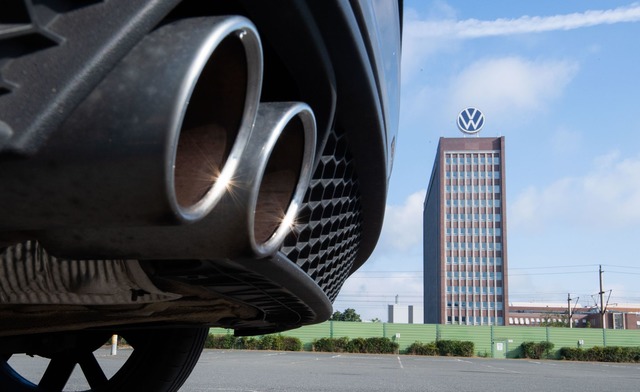 Die Abgas-Aff&auml;re st&uuml;rzte Volkswagen in eine tiefe Krise. (Archivbild)  | Foto: Julian Stratenschulte/dpa