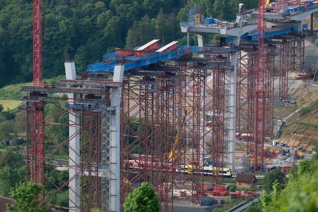 Die Br&uuml;ckenarbeiten k&ouml;nnen n...taatsanwaltschaft gibt Baustelle frei.  | Foto: Marijan Murat/dpa
