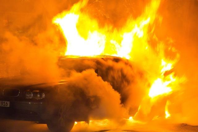 Feuerwehr bte an einem brennenden Auto in Schliengen