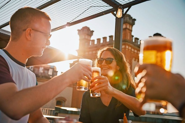 Mit einem khlen Bier auf den Sommer a...sschen Sunset Plausch in Rheinfelden.  | Foto: Colin Frei