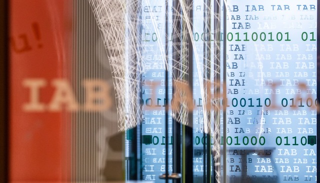 Das IAB-Arbeitsmarktbarometer ist zum ...n Folge leicht gestiegen (Symbolbild). | Foto: Daniel Karmann/dpa Das IAB-Arbeitsmarktbarometer ist zum ...n Folge leicht gestiegen (Symbolbild). | Foto: Daniel Karmann/dpa