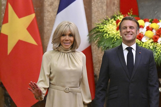 Das Ehepaar Macron soll herumgealbert haben. | Foto: Nhac Nguyen (dpa) Das Ehepaar Macron soll herumgealbert haben. | Foto: Nhac Nguyen (dpa)