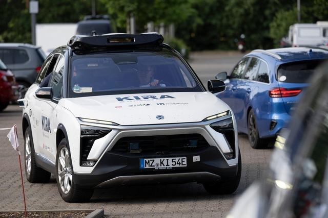 Selbstfahrende Autos transportieren erste Fahrgäste