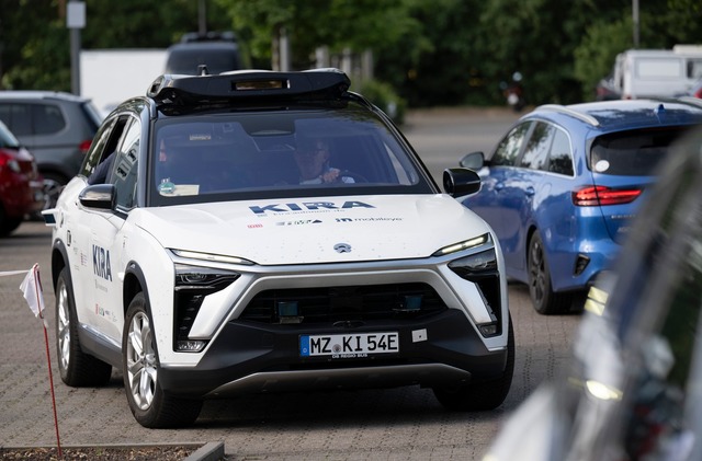 Ausgew&auml;hlte Fahrg&auml;ste des &o...onom fahrende Autos eingesetzt werden.  | Foto: Boris Roessler/dpa