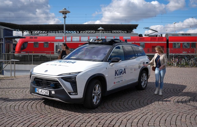 Ausgew&auml;hlte Fahrg&auml;ste des &o...onom fahrende Autos eingesetzt werden.  | Foto: Oliver Lang/Deutsche Bahn/dpa
