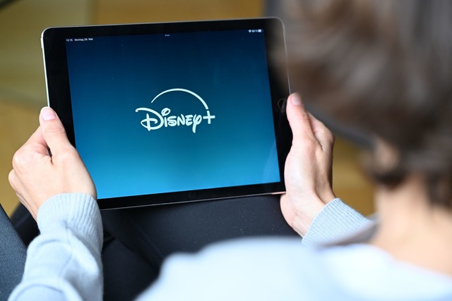 Das Logo von Disney+ beim Start der An... die wohl unrechtm&auml;&szlig;ig war.  | Foto: Wolf von Dewitz/dpa