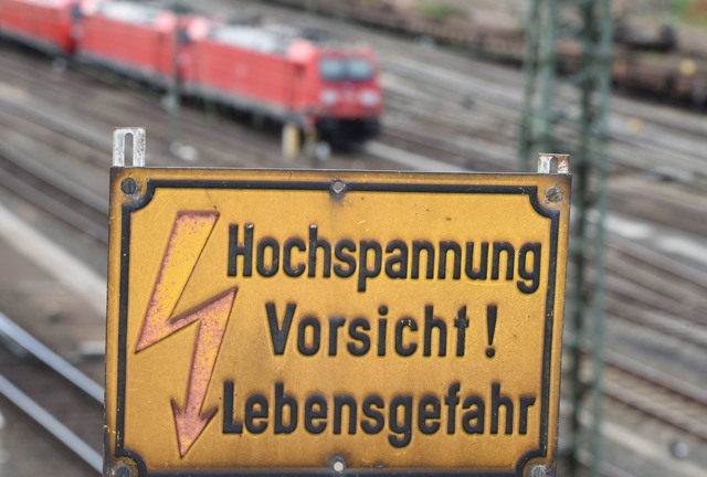 Durch einen Stromschlag erlitten zwei ...uml;hrliche Verletzungen. (Symbolbild)  | Foto: Arne Dedert/dpa