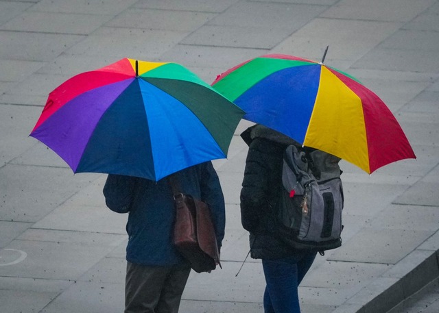 Mitte der Woche kann ein Regenschirm nicht schaden. (Symbolfoto) | Foto: Soeren Stache/dpa Mitte der Woche kann ein Regenschirm nicht schaden. (Symbolfoto) | Foto: Soeren Stache/dpa