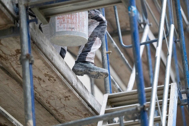 Die Zahl der genehmigten Wohnungen ist...esbeginn erneut gesunken. (Symbolbild)  | Foto: Marijan Murat/dpa