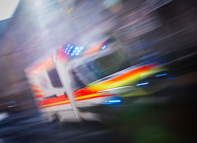 Das M&auml;dchen wird mit schwersten V...ein Krankenhaus gebracht. (Symbolbild)  | Foto: Jens B&uuml;ttner/dpa