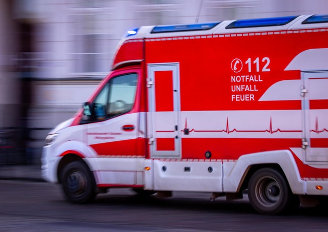 Ein Notarzt versorgte die junge Radfah...ag und brachte sie in ein Krankenhaus.  | Foto: Jens Bttner (dpa)