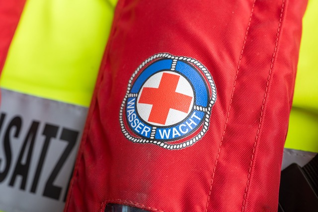 Auf der Flucht vor der Polizei ist in ...sserwacht ausgelöst. (Symbolbild) | Foto: Peter Kneffel/dpa Auf der Flucht vor der Polizei ist in ...sserwacht ausgelöst. (Symbolbild) | Foto: Peter Kneffel/dpa
