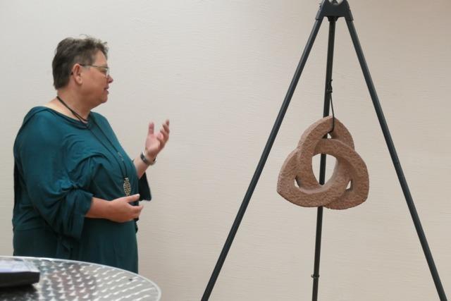 Skulpturen von Susanne MacDonald und Malerei von Joachim Walz sind in Lffingen  zu sehen
